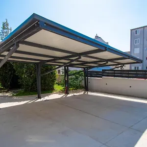 https://city-life-with-free-parking.in-istria.net